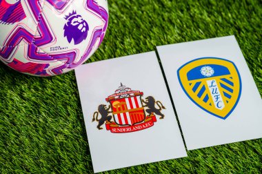 LONDON, UNITED KINGDOM, FEBRUARY 23, 2026: Sunderland-Leeds Premier Ligi futbol maçı, yemyeşil sahada resmi maç topu, fotokopi alanı olan duvar kağıdı.