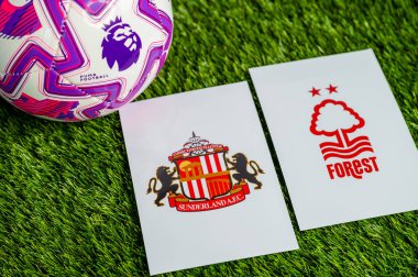 LONDON, UNITED KINGDOM, FEBRUARY 23, 2026: Sunderland vs. Nottingham Ormanı İngiltere Premier Ligi çatışması, kulüp armaları ve taze yeşil çimen arka planında futbol topu.