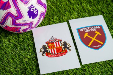 LONDON, UNITED KINGDOM, FEBRUARY 23, 2026: Sunderland - West Ham United Premier Ligi maçı, yeşil çimlerde resmi futbol topu, düzenleme alanı olan duvar kağıdı.