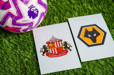 LONDON, UNITED KINGDOM, FEBRUARY 23, 2026: Sunderland - Wolverhampton Wanderers İngiltere Premier Ligi çatışması, kulüp armaları ve taze yeşil çimen arka planda futbol topu.