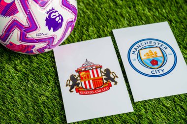 LONDON, UNITED KINGDOM, FEBRUARY 23, 2026: Sunderland-Manchester Premier Ligi çatışması, kulüp armaları ve taze yeşil çimen arka planında futbol topu.