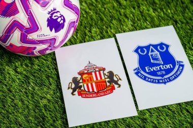 LONDON, UNITED KINGDOM, FEBRUARY 23, 2026: Sunderland - Everton İngiliz Premier Ligi çatışması, kulüp armaları ve taze yeşil çimen arka planında futbol topu.