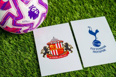 LONDON, UNITED KINGDOM, 23 Şubat 2026: Premier Lig 'de Sunderland Tottenham Hotspur' a karşı futbol maçı. Kulüp logosu ve resmi futbol topu yeşil futbol çimlerinde.