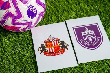 LONDON, UNITED KINGDOM, FEBRUARY 23, 2026: Sunderland - Burnley Premier Ligi maçı, yeşil çimlerde resmi futbol topu, düzenleme alanı olan duvar kağıdı.