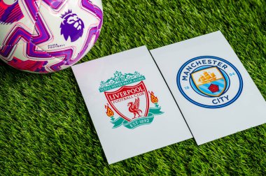 LONDON, UNITED KINGDOM, FEBRUARY 23, 2026: Liverpool-Manchester Premier Ligi maçı, takım logoları ve yeşil çimlerde futbol topu