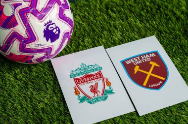 LONDON, UNITED KINGDOM, FEBRUARY 23, 2026: Liverpool-West Ham Premier Ligi maçı, yeşil çimlerde resmi futbol topu, düzenleme alanı olan duvar kağıdı.