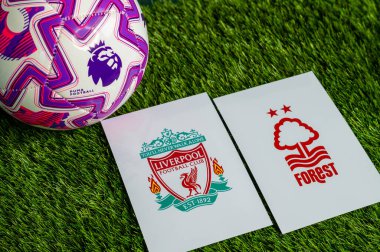 LONDON, UNITED KINGDOM, FEBRUARY 23, 2026: Liverpool - Nottingham Forest Premier Ligi maçı, yemyeşil sahada resmi maç topu, fotokopi alanı olan duvar kağıdı.