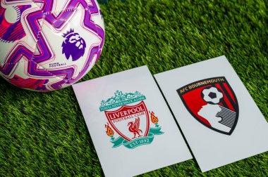 LONDON, UNITED KINGDOM, FEBRUARY 23, 2026: Liverpool - AFC Bournemouth İngiliz Premier Ligi karşılaşması, takım logoları ve yeşil çimlerde futbol topu