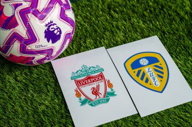 LONDON, UNITED KINGDOM, FEBRUARY 23, 2026: Liverpool-Leeds Premier Ligi maçı, takım logoları ve yeşil çimlerde futbol topu