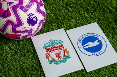 LONDON, UNITED KINGDOM, FEBRUARY 23, 2026: Liverpool vs. Brighton & Hove Albion Premier Ligi maçı, yeşil çimlerde resmi futbol topu, düzenleme alanı olan duvar kağıdı.
