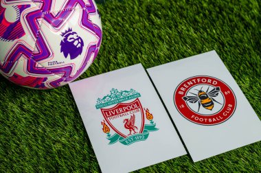LONDON, UNITED KINGDOM, FEBRUARY 23, 2026: Liverpool-Brentford Premier Ligi maçı, yemyeşil sahada resmi maç topu, fotokopi alanı olan duvar kağıdı.