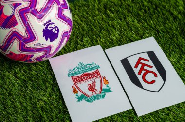 LONDON, UNITED KINGDOM, FEBRUARY 23, 2026: Liverpool - Fulham Premier Ligi maçı, yemyeşil sahada resmi maç topu, fotokopi alanı olan duvar kağıdı.