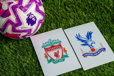 Londra, BİRLİK KINGDOM, 23 Şubat 2026 Liverpool 'a karşı. Crystal Palace İngiliz Premier Ligi çatışması, kulüp armaları ve yeşil çimlerin üzerinde futbol topu.