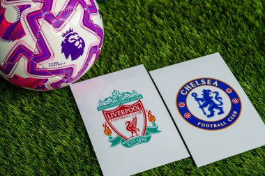 LONDON, UNITED KINGDOM, FEBRUARY 23, 2026: Liverpool - Chelsea Premier Ligi maçı, yeşil çimlerde resmi futbol topu, düzenleme alanı olan duvar kağıdı.