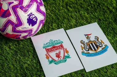 LONDON, UNITED KINGDOM, FEBRUARY 23, 2026: Liverpool-Newcastle Birleşik İngiltere Premier Ligi çatışması, kulüp armaları ve taze yeşil çimen arka planında futbol topu.