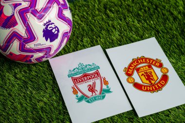 LONDON, UNITED KINGDOM, FEBRUARY 23, 2026: Liverpool-Manchester Premier Ligi maçı, yeşil çimlerde resmi futbol topu, düzenleme alanı olan duvar kağıdı.