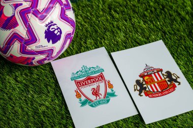 LONDON, UNITED KINGDOM, FEBRUARY 23, 2026: Liverpool-Sunderland Premier Ligi maçı, yemyeşil sahada resmi maç topu, fotokopi alanı olan duvar kağıdı.