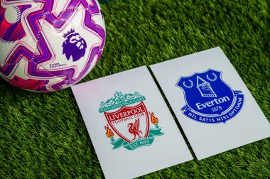 LONDON, UNITED KINGDOM, FEBRUARY 23, 2026: Liverpool, Everton Premier Ligi maçı, yeşil çimlerde resmi futbol topu, düzenleme alanı olan duvar kağıdı.