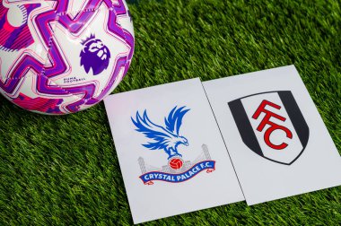 LONDON, UNITED KINGDOM, FEBRUARY 23, 2026: Crystal Palace - Fulham İngiliz Premier Ligi maçı, takım logoları ve yeşil çimlerde futbol topu