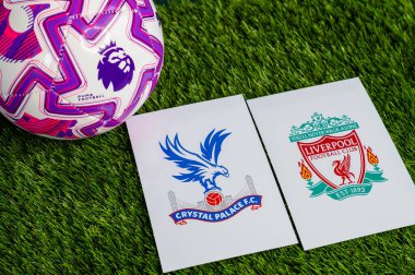 LONDON, UNITED KINGDOM, FEBRUARY 23, 2026: Kristal Saray, Liverpool İngiliz Premier Ligi karşılaşması, takım logoları ve yeşil çimlerde futbol topu