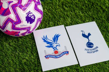 LONDON, UNITED KINGDOM, FEBRUARY 23, 2026: Crystal Palace vs. Tottenham Hotspur Premier Ligi maçı, resmi futbol topu yeşil çimlerde, düzenleme alanı olan duvar kağıdı.