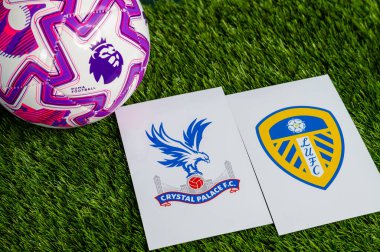 LONDON, UNITED KINGDOM, FEBRUARY 23, 2026: Crystal Palace, Leeds United Premier Ligi futbol maçına karşı, yemyeşil sahada resmi maç topu, fotokopi alanı olan duvar kağıdı.