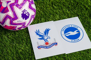 LONDON, UNITED KINGDOM, FEBRUARY 23, 2026: Kristal Saray - Brighton & Hove Albion İngiliz Premier Ligi karşılaşması, takım logoları ve yeşil çimlerde futbol topu
