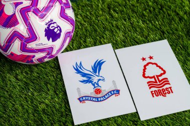 LONDON, UNITED KINGDOM, FEBRUARY 23, 2026: Kristal Saray Nottingham Forest Premier Ligi maçına karşı, yeşil çimlerde resmi futbol topu, düzenleme alanı olan duvar kağıdı.