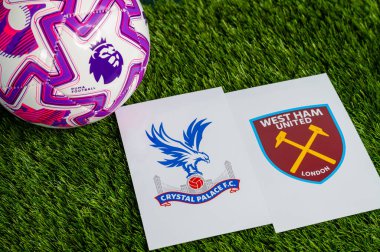 LONDON, UNITED KINGDOM, FEBRUARY 23, 2026: Crystal Palace - West Ham United Premier League maçı, yemyeşil sahada resmi maç topu, fotokopi alanı olan duvar kağıdı.