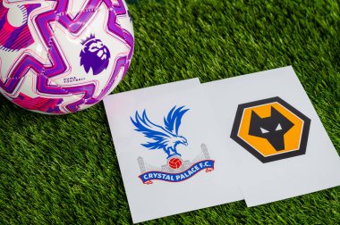 LONDON, UNITED KINGDOM, FEBRUARY 23, 2026: Kristal Saray, Wolverhampton Wanderers 'a karşı İngiliz Premier Ligi çatışması, kulüp armaları ve taze yeşil çimen arka planda futbol topu.