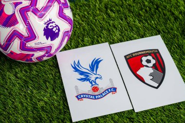 LONDON, UNITED KINGDOM, FEBRUARY 23, 2026: Crystal Palace - AFC Bournemouth Premier Ligi maçı, yemyeşil sahada resmi maç topu, fotokopi alanı olan duvar kağıdı.