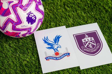LONDON, UNITED KINGDOM, FEBRUARY 23, 2026: Crystal Palace - Burnley Premier Ligi maçı, yemyeşil sahada resmi maç topu, fotokopi alanı olan duvar kağıdı.