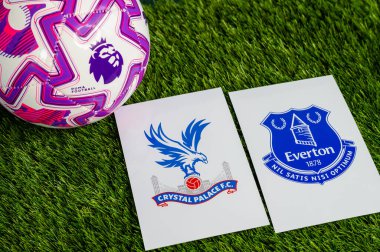 Londra, UNITED KINGDOM, 23 Şubat 2026: Premier Lig 'de Crystal Palace Everton Derby maçına karşı. Kulüp logosu ve resmi futbol topu yeşil futbol çimlerinde.