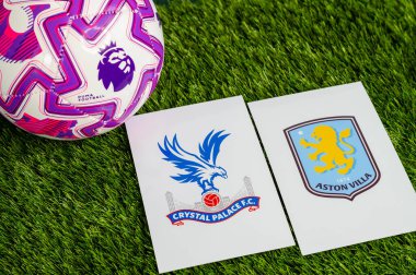 Londra, UNITED KINGDOM, 23 Şubat 2026: Premier Lig 'de Crystal Palace, Aston Villa Derby maçına karşı. Kulüp logosu ve resmi futbol topu yeşil futbol çimlerinde.