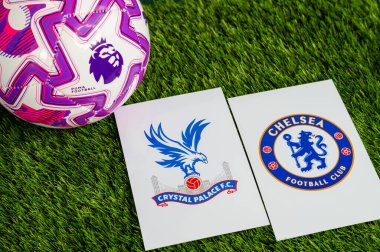 Londra, UNITED KINGDOM, 23 Şubat 2026: Premier Lig 'de Crystal Palace Chelsea Derby maçına karşı. Kulüp logosu ve resmi futbol topu yeşil futbol çimlerinde.