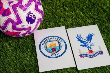 LONDON, BİRLİK KINGDOM, 23 Şubat 2026 Manchester City 'ye karşı. Crystal Palace İngiliz Premier Ligi eşleşmesi, takım logoları ve yeşil çimlerde futbol topu