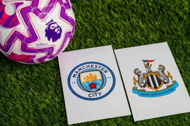 LONDON, UNITED KINGDOM, FEBRUARY 23, 2026: Manchester City - Newcastle Birleşik İngiltere Premier Ligi maçı, takım logoları ve yeşil çimlerde futbol topu
