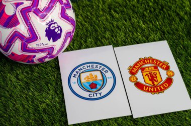 LONDON, UNITED KINGDOM, FEBRUARY 23, 2026: Manchester City-Manchester Premier Ligi maçı, yemyeşil sahada resmi maç topu, fotokopi alanı olan duvar kağıdı.