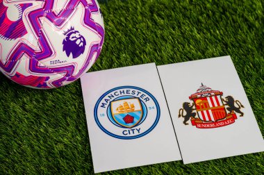 LONDON, UNITED KINGDOM, FEBRUARY 23, 2026: Manchester City - Sunderland İngiltere Premier Ligi maçı, takım logoları ve yeşil çimlerde futbol topu