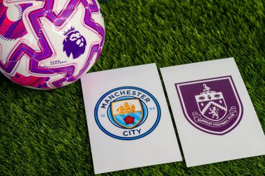 LONDON, UNITED KINGDOM, FEBRUARY 23, 2026: Manchester City - Burnley Premier Ligi maçı, yemyeşil sahada resmi maç topu, fotokopi alanı olan duvar kağıdı.
