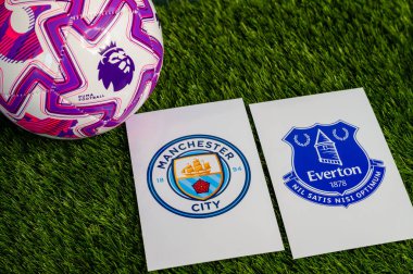 LONDON, UNITED KINGDOM, FEBRUARY 23, 2026: Manchester City - Everton Premier Ligi maçı, yemyeşil sahada resmi maç topu, fotokopi alanı olan duvar kağıdı.