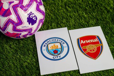 LONDON, UNITED KINGDOM, FEBRUARY 23, 2026: Manchester City - Arsenal Premier Ligi maçı, yemyeşil sahada resmi maç topu, fotokopi alanı olan duvar kağıdı.