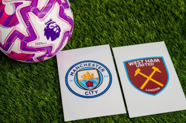 LONDON, UNITED KINGDOM, FEBRUARY 23, 2026: Manchester City - West Ham Birleşik İngiltere Premier Ligi çatışması, kulüp armaları ve taze yeşil çimen arka planda futbol topu.