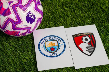 LONDON, UNITED KINGDOM, FEBRUARY 23, 2026: Manchester City - AFC Bournemouth İngiliz Premier Ligi çatışması, kulüp armaları ve taze yeşil çimen arka planında futbol topu.