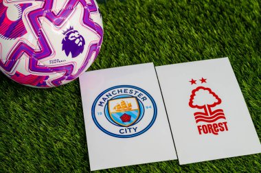 LONDON, UNITED KINGDOM, 23 Şubat 2026: Premier Lig 'de Manchester City Nottingham Forest Derby maçına karşı. Kulüp logosu ve resmi futbol topu yeşil futbol çimlerinde.