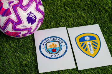 LONDON, UNITED KINGDOM, FEBRUARY 23, 2026: Manchester City - Leeds United Premier League maçı, yemyeşil sahada resmi maç topu, fotokopi alanı olan duvar kağıdı.