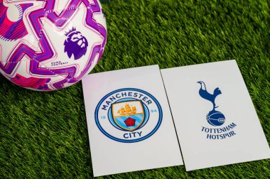 LONDON, UNITED KINGDOM, FEBRUARY 23, 2026: Manchester City - Tottenham Hotspur Premier Ligi maçı, yeşil çimlerde resmi futbol topu, düzenleme alanı olan duvar kağıdı.