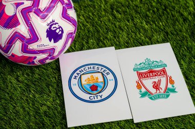 LONDON, UNITED KINGDOM, FEBRUARY 23, 2026: Manchester City - Liverpool Premier Ligi maçı, yeşil çimlerde resmi futbol topu, düzenleme alanı olan duvar kağıdı.