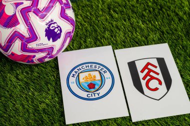 LONDON, UNITED KINGDOM, FEBRUARY 23, 2026: Manchester City - Fulham İngiliz Premier Ligi çatışması, kulüp armaları ve taze yeşil çimen arka planda futbol topu.