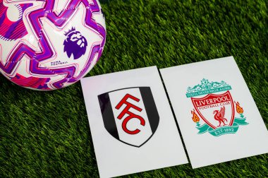 LONDON, UNITED KINGDOM, FEBRUARY 23, 2026: Fulham-Liverpool Premier Ligi maçı, yeşil çimlerde resmi futbol topu, düzenleme alanı olan duvar kağıdı.